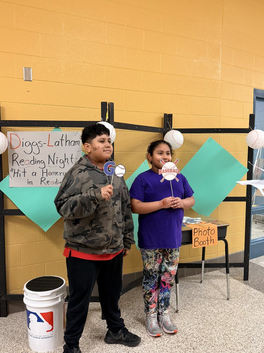 DiggsLatham's tweet image. #ReadingNight #HitAHomerunInReading #PhotoBooth #TigerNation