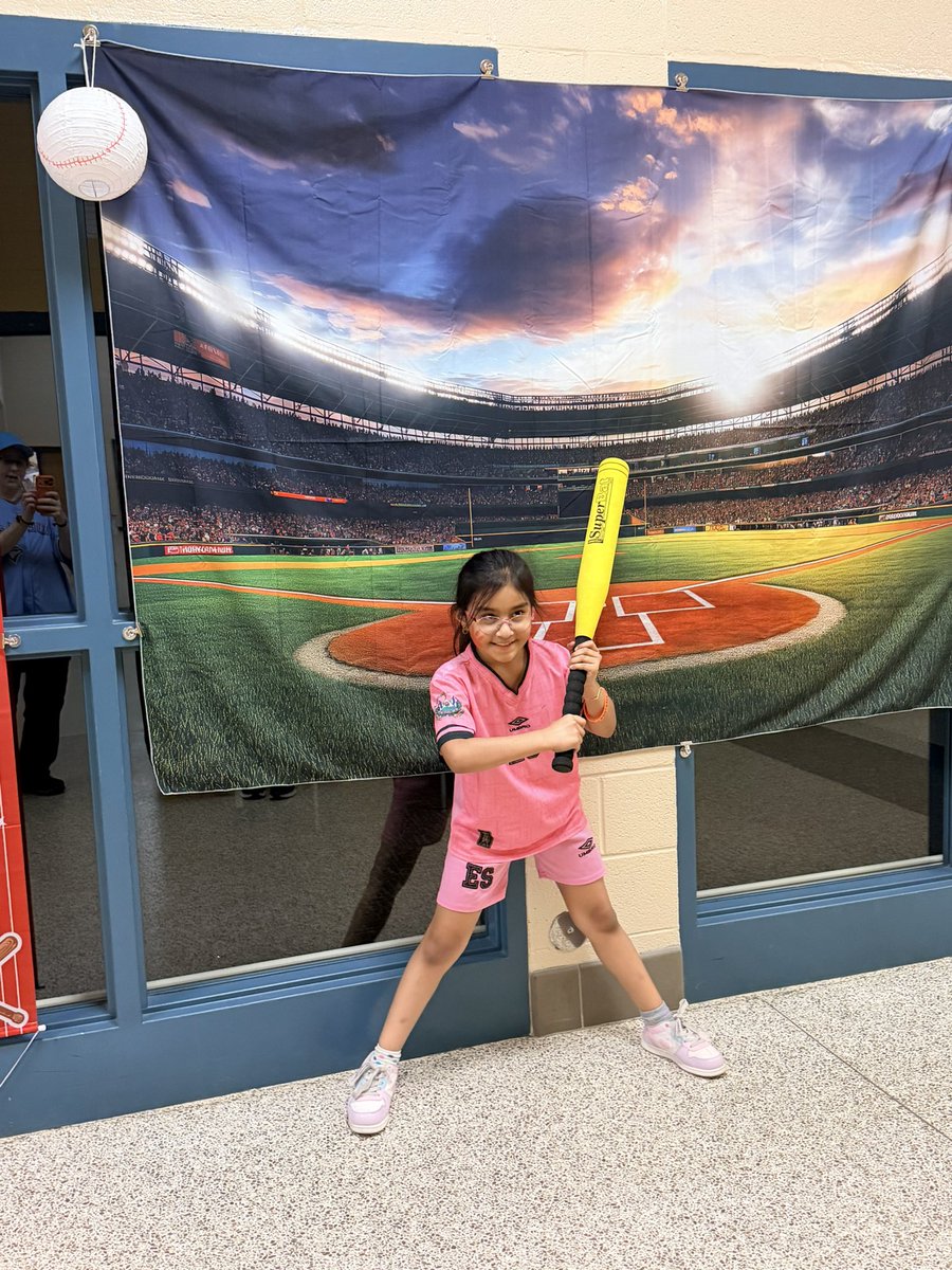 DiggsLatham's tweet image. #ReadingNight #HitAHomerunInReading #PhotoBooth #TigerNation