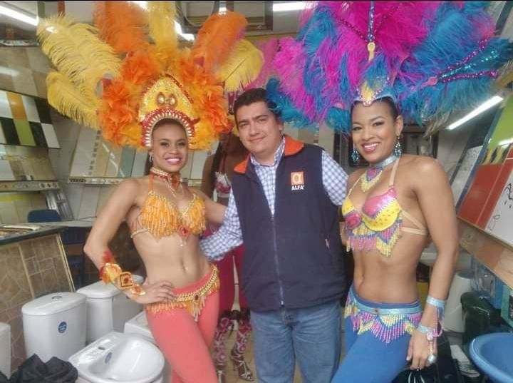 Hoy está de cumpleaños nuestro amigo <a href="/JCFloriant/">Juan Carlos Florian</a> 🎉.
Y como todo el grupo de los Malpas somos gente rica, fina y extravagante, decidimos mandarle hoy este humilde detalle: un par de animadoras y media lechona, para que celebre como Dios manda. 🎂🙏🏻