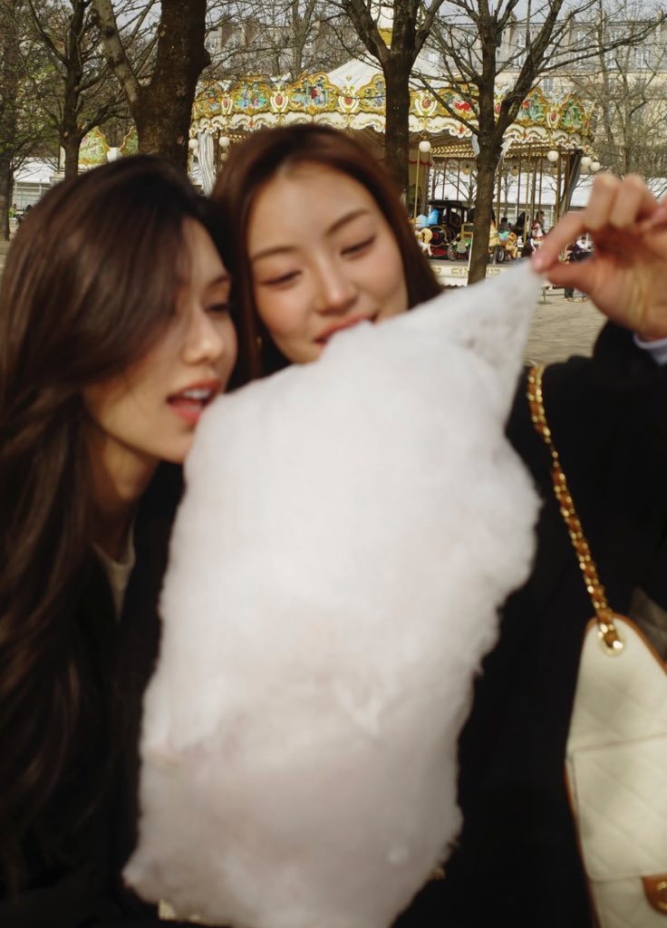 cloudyzubu's tweet photo. Dreams really do come true if you are patient. Miu waited for 8 years and Lena prayed consistently for her 

#CHANELFallWinter #CHANELShow
#CHANELFW26xLenaMiu
#LenaMiu #PFW

@CHANEL @miunatshaa @lena__lorena https://t.co/0sGCSUrGR3