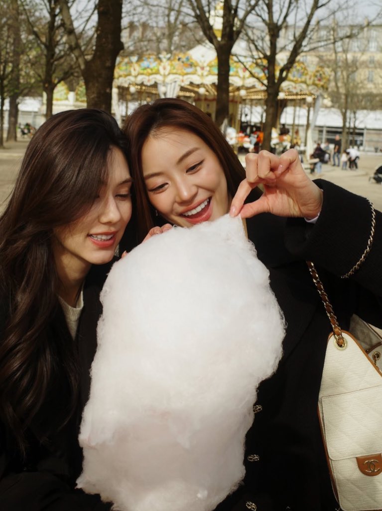 cloudyzubu's tweet photo. Dreams really do come true if you are patient. Miu waited for 8 years and Lena prayed consistently for her 

#CHANELFallWinter #CHANELShow
#CHANELFW26xLenaMiu
#LenaMiu #PFW

@CHANEL @miunatshaa @lena__lorena https://t.co/0sGCSUrGR3