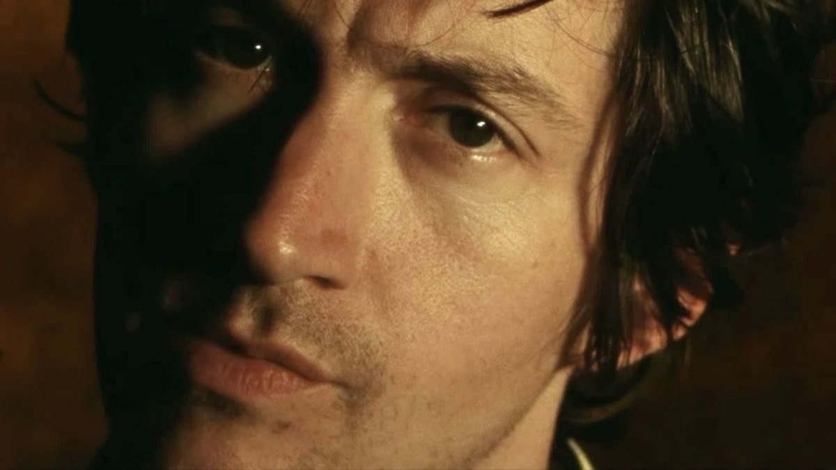 Gloria saw inhaler 🪩🍸 (@alexttbhc) on Twitter photo 