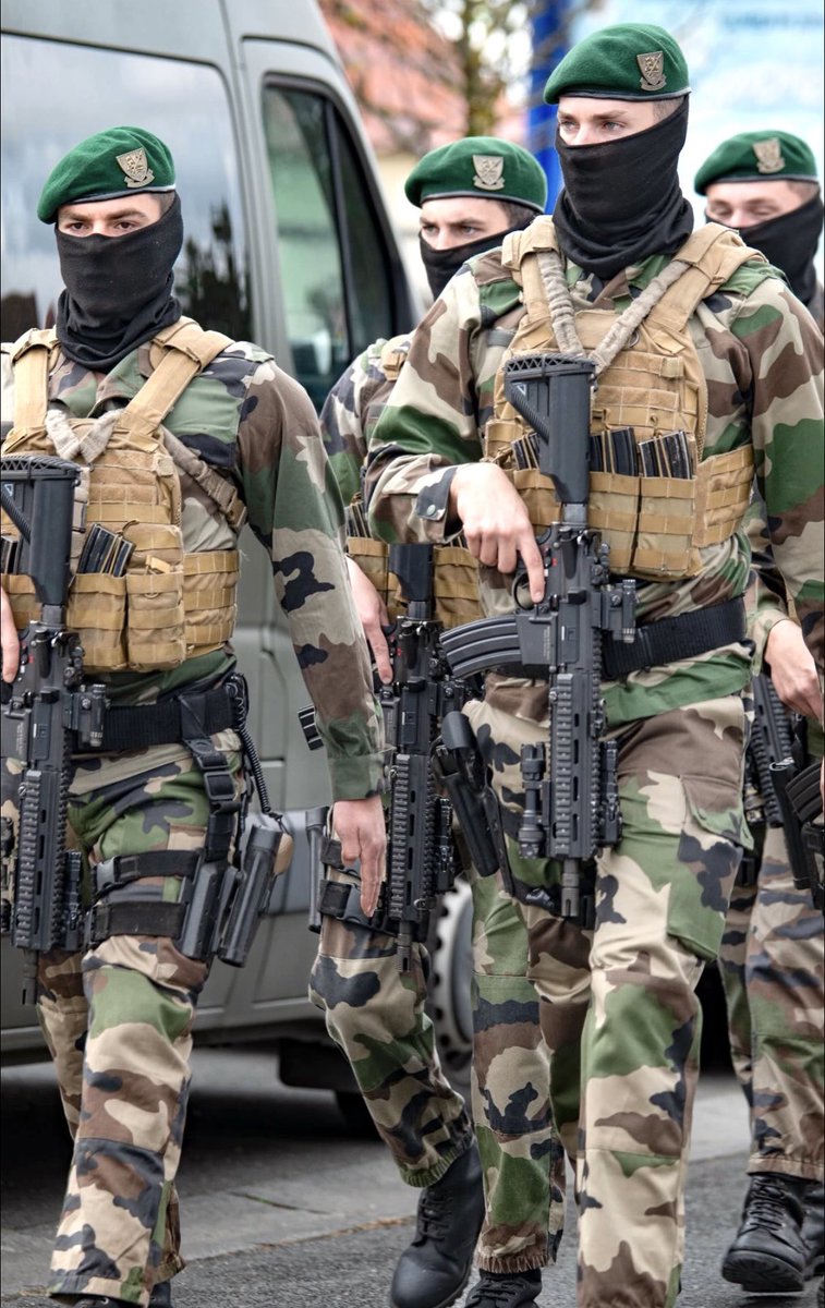 Les jeunes brevetés Commandos Marine.

Les Commandos marine font vivre leur héritage en s'engageant, jusqu'au sacrifice suprême pour la patrie.

En liant leur destin avec celui de la France pour protéger leurs compatriotes. 🇫🇷