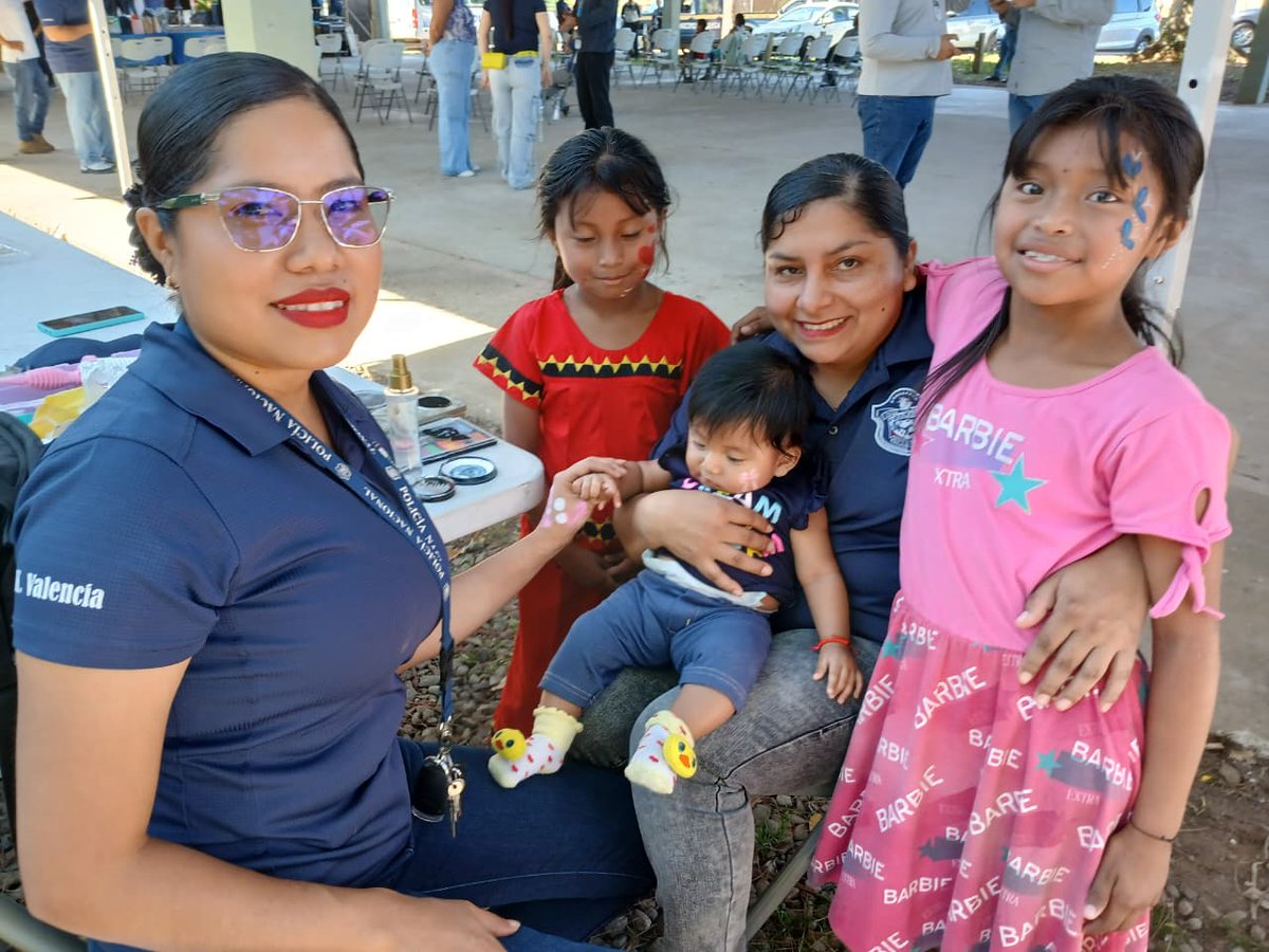policiadepanama's tweet photo. #Dolega | Participamos en la jornada “Retorno a Clases Vestido de Azul”, junto a autoridades locales y empresas privadas como parte de las acciones de integración y apoyo social orientadas a fortalecer el bienestar y la educación de la niñez. #TuPolicíaAmiga https://t.co/m8P2RJOIEW