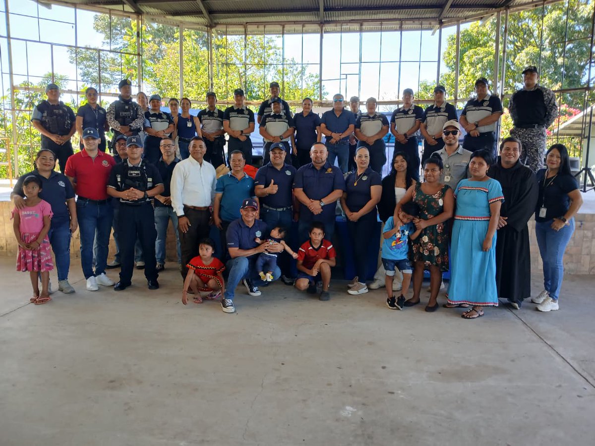 policiadepanama's tweet photo. #Dolega | Participamos en la jornada “Retorno a Clases Vestido de Azul”, junto a autoridades locales y empresas privadas como parte de las acciones de integración y apoyo social orientadas a fortalecer el bienestar y la educación de la niñez. #TuPolicíaAmiga https://t.co/m8P2RJOIEW