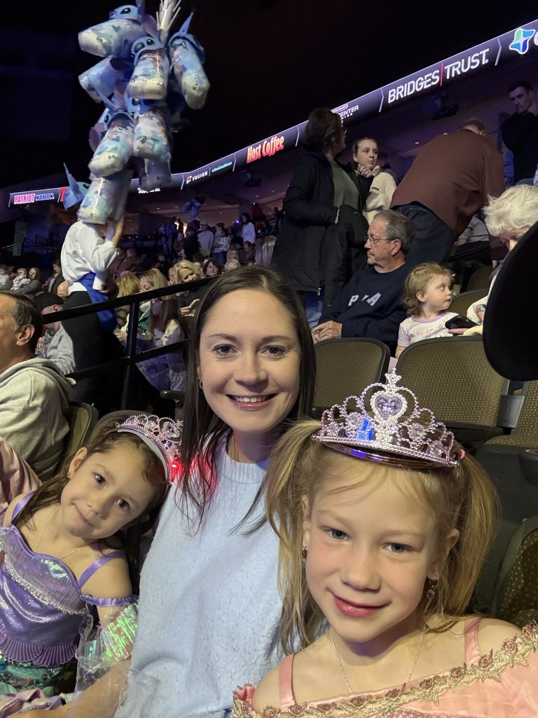 Bsklenar80's tweet photo. #DisneyonIce https://t.co/pRMFhmlYFW