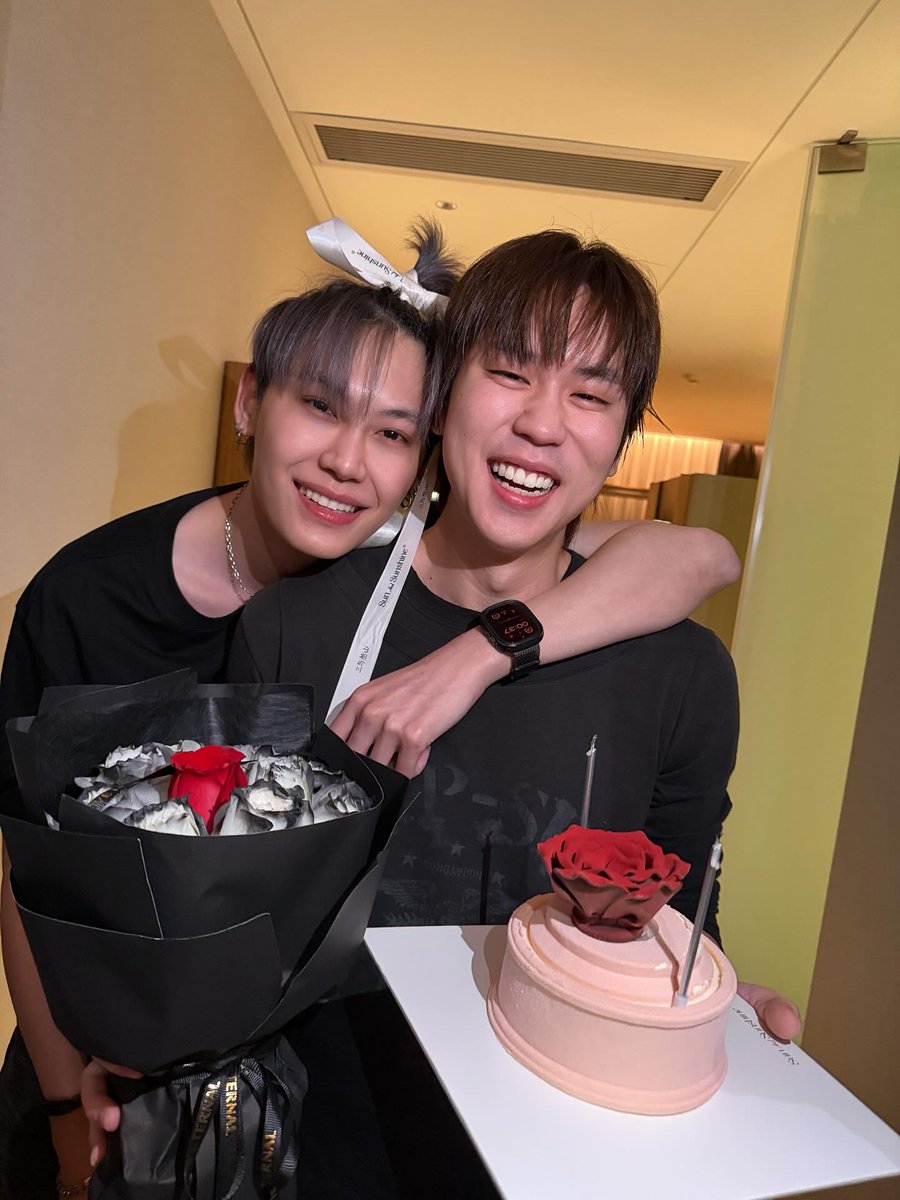 bb0un_official's tweet photo. 🗓️[08.03.2026] IG : bb0un

สุขสันวันเกิด ผ่านไปไวมากเลยเนอะนับตั้งแต่ที่เราเจอกันวันแรก ปีนี้เป็นปีที่ 8 แล้วที่ได้ถือเค้กอวยพรวันเกิดให้เปรม ผ่านอะไรกันมาเยอะมากๆเลย ให้เล่าทั้งชาติก็คงไม่หมด ขอบคุณที่คอยอยู่ข้างๆกันมาตลอด คอยซัพพอร์ตทุกเรื่องที่พี่อยากทำ พี่ก็จะคอยอยู่ตรงนี้สนับสนุนทุกอย่างที่เปรมอยากทำ ปีนี้ก็อยู่สู้ด้วยกันต่อนะ เปรมไม่ท้อพี่ไม่ท้อแฟนคลับไม่ท้อ สู้ว้อยยย !!! ผูกโบว์ให้ตามที่ขอละนะ อันนี้แค่ออเดิร์ฟรอกลับไทยก่อนนะครับ ❤️
#RememberBP

[1]

📍https://t.co/rRIknosZKg

#bb0un #BounPrem