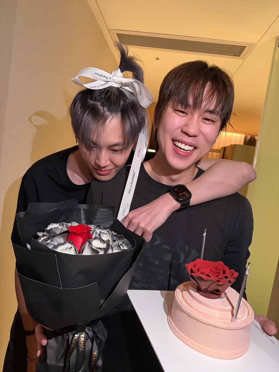 bb0un_official's tweet photo. 🗓️[08.03.2026] IG : bb0un

สุขสันวันเกิด ผ่านไปไวมากเลยเนอะนับตั้งแต่ที่เราเจอกันวันแรก ปีนี้เป็นปีที่ 8 แล้วที่ได้ถือเค้กอวยพรวันเกิดให้เปรม ผ่านอะไรกันมาเยอะมากๆเลย ให้เล่าทั้งชาติก็คงไม่หมด ขอบคุณที่คอยอยู่ข้างๆกันมาตลอด คอยซัพพอร์ตทุกเรื่องที่พี่อยากทำ พี่ก็จะคอยอยู่ตรงนี้สนับสนุนทุกอย่างที่เปรมอยากทำ ปีนี้ก็อยู่สู้ด้วยกันต่อนะ เปรมไม่ท้อพี่ไม่ท้อแฟนคลับไม่ท้อ สู้ว้อยยย !!! ผูกโบว์ให้ตามที่ขอละนะ อันนี้แค่ออเดิร์ฟรอกลับไทยก่อนนะครับ ❤️
#RememberBP

[1]

📍https://t.co/rRIknosZKg

#bb0un #BounPrem