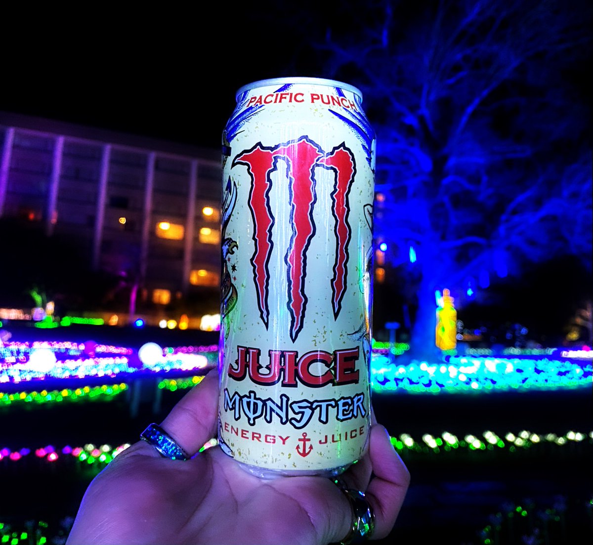 Landia_Dragon's tweet photo. Today's-ENERGY-

掛川へ旅行中🚄
ホテルのイルミ見ながら『#PACIFICPUNCH』
温泉上がりなら『#LOCAMOCA』だぜ!

#MonsterEnergy #JUICEMonster #JAVA #エナジードリンクライフ https://t.co/sJy8y5Nkcy