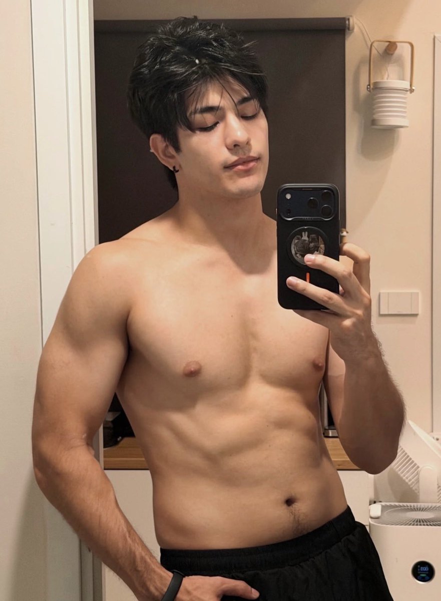 JossLukeFC's tweet photo. Dang, Luke looking so fit!!! 💪🏼 
#lukevoyage https://t.co/ndhLxTt5tG