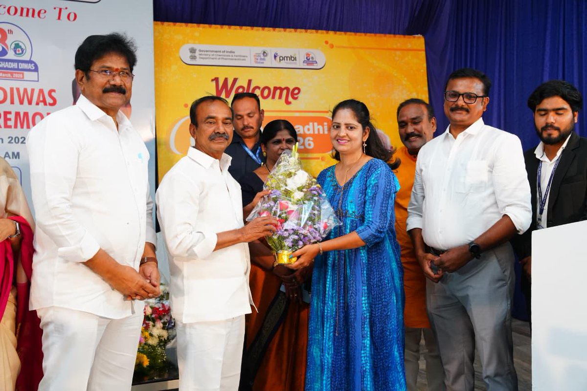 KothapaMeena's tweet photo. నేరేడ్మెట్ డివిజన్ ఆర్కేపురం ఆఫీసర్స్ కాలనీలోని గీతా జ్ఞాన్ భవన్‌లో గోపు రమణారెడ్డి గారి ఆధ్వర్యంలో నిర్వహించిన ప్రధానమంత్రి భారతీయ జన ఔషధి పథకం వార్షికోత్సవ కార్యక్రమం ఘనంగా జరిగింది ఈ కార్యక్రమానికి ముఖ్య అతిథిగా మల్కాజిగిరి ఎంపీ ఈటల రాజేందర్ గారు హాజరయ్యారు

#JanAushadhiDiwas https://t.co/rIzp6ytdKp