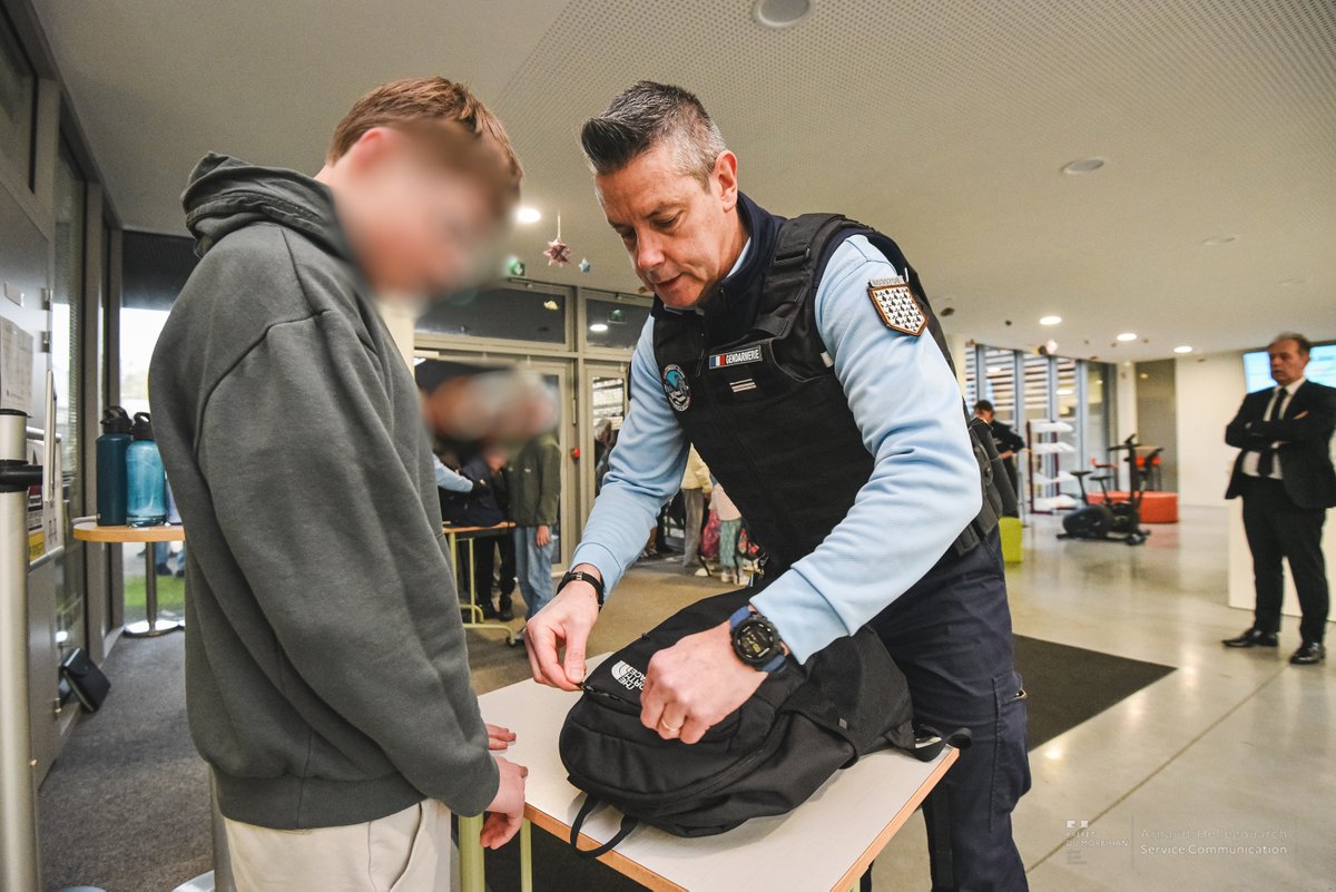Gendarmerie_056's tweet image. #Prévention
Les gendarmes du Morbihan restent mobilisés aux abords des établissements scolaires afin d’assurer la sécurité des élèves et du personnel.

🎒Jeudi, un contrôle préventif des sacs a par exemple été mené au collège Simone Veil à Elven, en présence du Préfet.