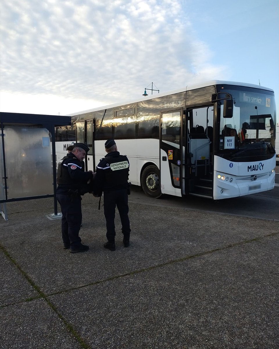Gendarmerie_056's tweet image. #Prévention
Les gendarmes du Morbihan restent mobilisés aux abords des établissements scolaires afin d’assurer la sécurité des élèves et du personnel.

🎒Jeudi, un contrôle préventif des sacs a par exemple été mené au collège Simone Veil à Elven, en présence du Préfet.