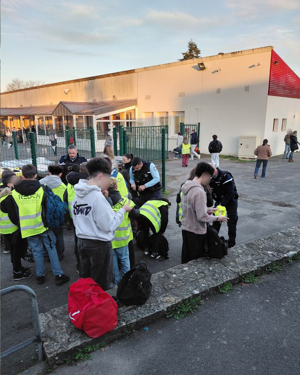 Gendarmerie_056's tweet image. #Prévention
Les gendarmes du Morbihan restent mobilisés aux abords des établissements scolaires afin d’assurer la sécurité des élèves et du personnel.

🎒Jeudi, un contrôle préventif des sacs a par exemple été mené au collège Simone Veil à Elven, en présence du Préfet.