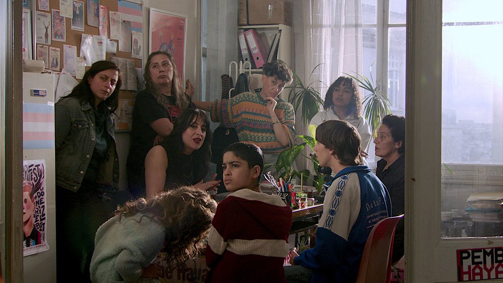 レヴァン・アキン『＃CROSSING 心の交差点』出奔したトランス女性の姪テクラを探す70歳リアは居場所なき青年アチとイスタンブールに向い人権活動家トランス女性エヴリムと出会う…性労働、幼い兄妹、猫、人々との出会い…魅力的な登場人物、関係性の機微、心の軌跡…受容と理解に至る旅…滋味深き秀作