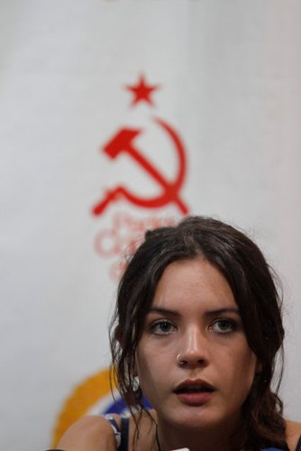 Sizin bir komüniste aşık olmanızdan daha güzel şey, bir komünistin size aşık olmasıdır...