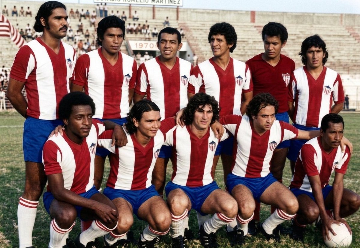 atljuniorclas's tweet photo. 🏆 🌎 En 1973, Junior recibió la visita de su antiguo jugador brasileño Paulo César Lima, quien venía de ser campeón del mundo con Brazil en el mundial de México 1970. El internacional obtuvo permiso para jugar un partido y volver a vestir la rojiblanca.

 En la imagen: primero de los agachados, Paulo César. Lo acompañan Julio Olmos, Mickey Kretzer, Víctor Ephanor, Leonardo Caldeira, José Zárate, “Maracaná”, Manolo Manjarres, Pedro Vásquez, Alfredo Griego y Armando Amaya.