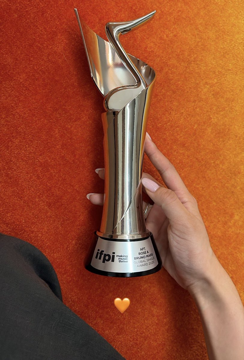 #ROSÉ finalmente recibió su trofeo de IFPI, celebrando el éxito de APT. junto a Bruno Mars. ✨

"Ahhh, ¡por fin tengo este brillante en mis manos!
¡Wohooooo!
Gracias a todos por amar APT.… 💕"