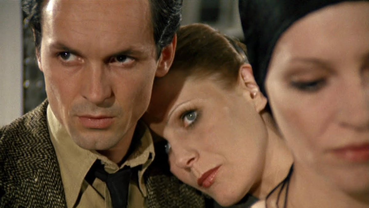 ライナー・W・ファスビンダー『シナのルーレット』週末の別荘で夫々愛人を連れ鉢合わせした富裕な夫婦…障害持つ娘も家庭教師と共に現れる…一家を軽蔑する管理人と息子…娘が仕掛ける欺瞞を暴き出す心理ゲーム…虚飾に満ちた関係に潜む憎悪と虚無…鏡に硝子、アップに構図の圧倒的映像美…不穏な傑作