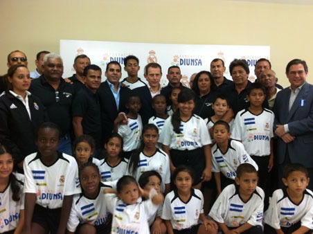 ¡Celebramos 14 años de nuestra 1era. Escuela Sociodeportiva (ESD) en Honduras, en alianza con la <a href="/Fun_Realmadrid/">Fundación Real Madrid</a> ! ✨
Un espacio seguro en San Pedro Sula, donde niñas y niños aprenden, crecen y descubren su potencial.
Gracias a quienes han sido parte de este sueño.