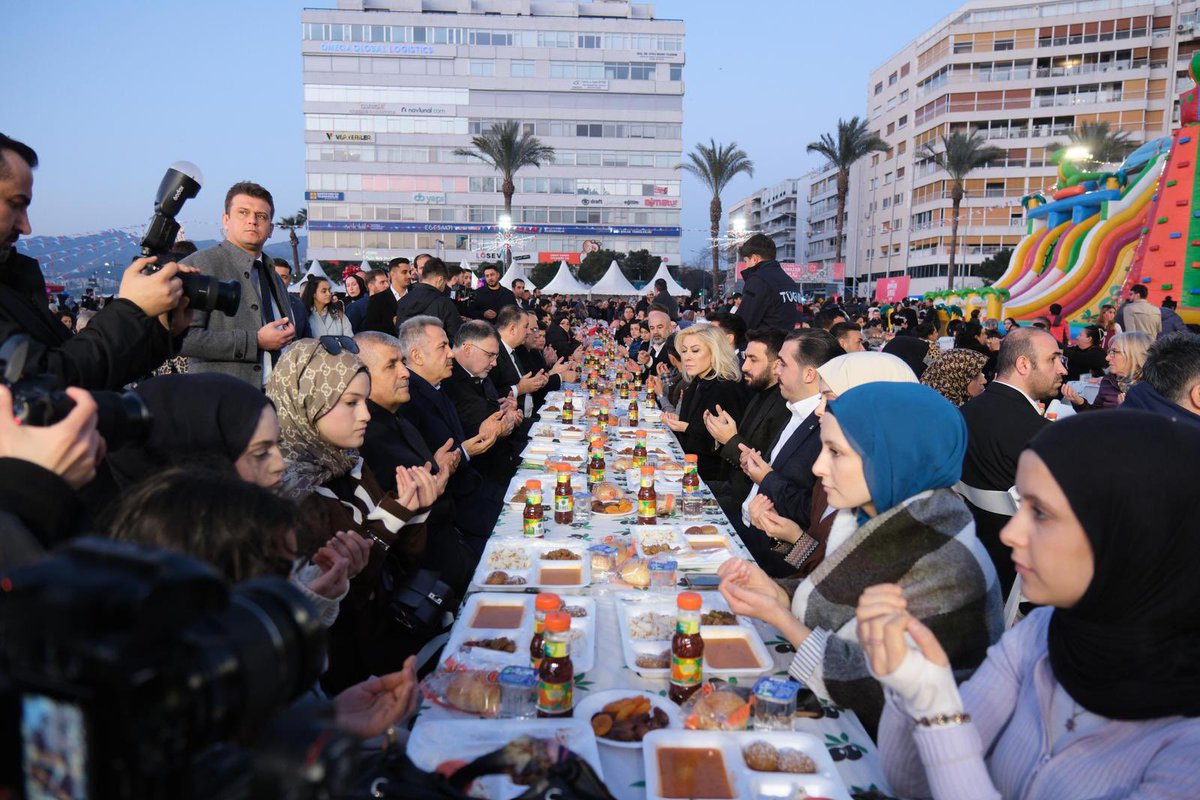 ibrahim_besinci's tweet photo. 📍İzmir Cumhuriyet Meydanı

Ege’nin incisi İzmir’de Ramazan coşkusu meydanlara taştı! 🌙
Gençlerimizin enerjisiyle Ramazan Şenlikleri unutulmaz bir akşama dönüştü! 🔥 https://t.co/RU4ldfUNlJ