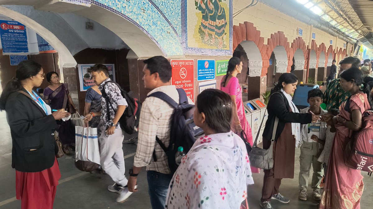 CKP_Division's tweet photo. A mega ticket checking drive by Chakradharpur Division led to 603 detections and ₹4,25,140/- in penalties.
Let’s ensure a smooth journey — always travel with a valid ticket.
#ckpdivision 
#ResponsibleRailYatri https://t.co/T7PHOHhAGG