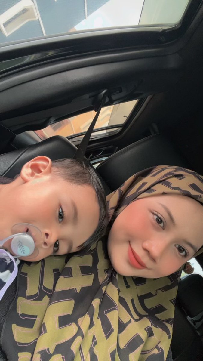 Paling tak pandai lah pakai tudung licin nie 🤣. Kejap jadi kejap tak jadi. So kita pasrah jela. Janji ada rupalah 😌. Tudung arwah mak itam ✨.