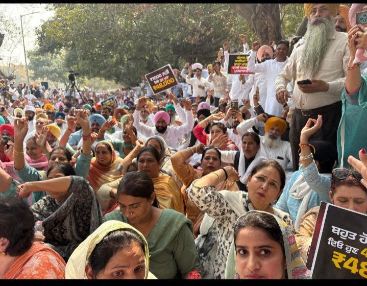 LataVermaINC's tweet photo. “Sadda Haq Aithe Rakh”

A massive protest led by PCC president @RajaBrar_INC ji was held to remind the @AamAadmiParty  of its promise to provide Rs 1000 per month to every woman in Punjab, and to demand that it honour its commitment by immediately providing the pending Rs 48,000. https://t.co/T2Lox5E7w0