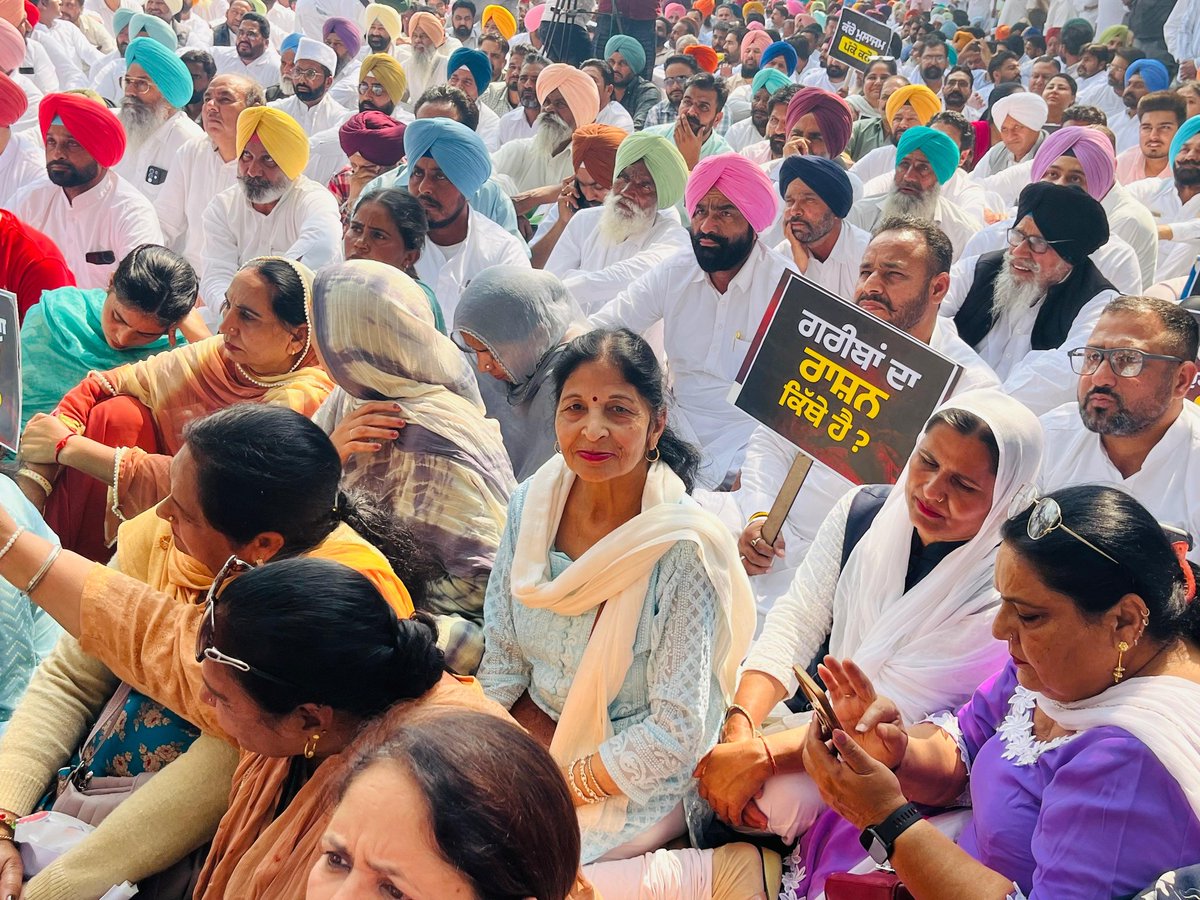LataVermaINC's tweet photo. “Sadda Haq Aithe Rakh”

A massive protest led by PCC president @RajaBrar_INC ji was held to remind the @AamAadmiParty  of its promise to provide Rs 1000 per month to every woman in Punjab, and to demand that it honour its commitment by immediately providing the pending Rs 48,000. https://t.co/T2Lox5E7w0