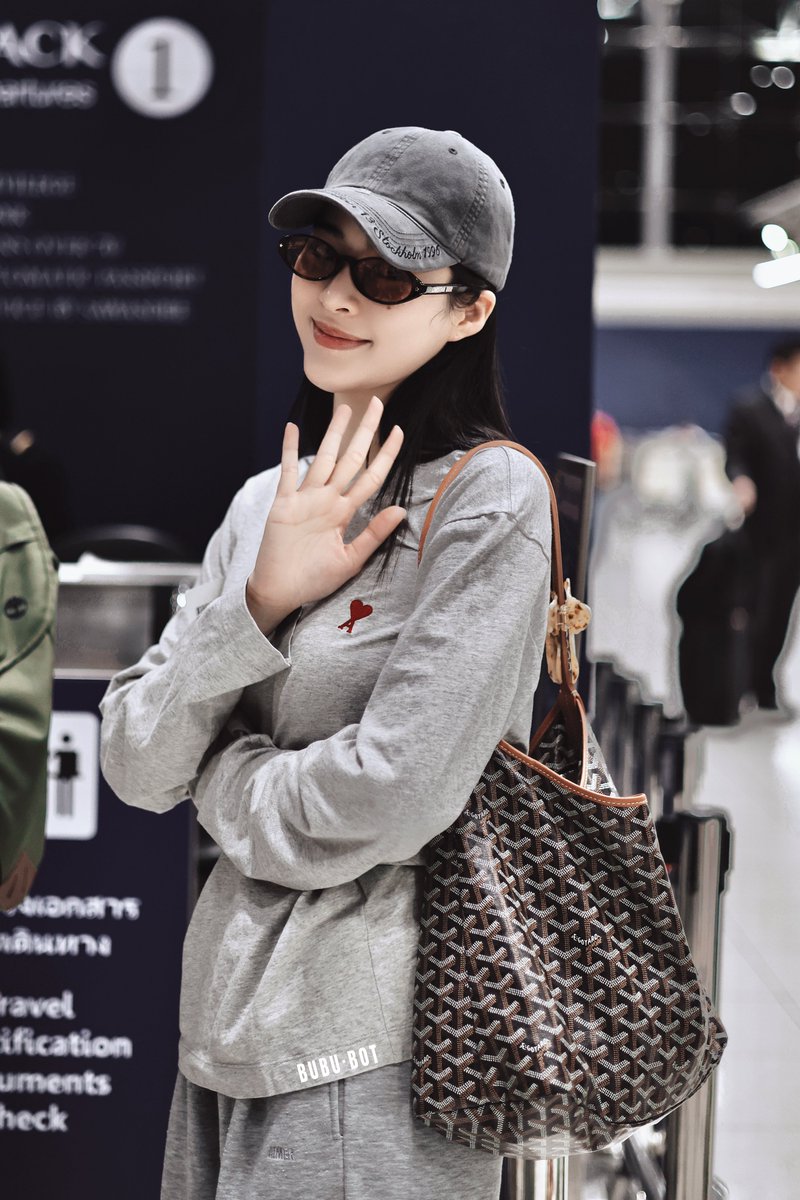 itsbububot's tweet photo. Safe flight ✈️ 
030726

#LinglingKwong #หลิงหลิงคอง https://t.co/YKETOJh3Za