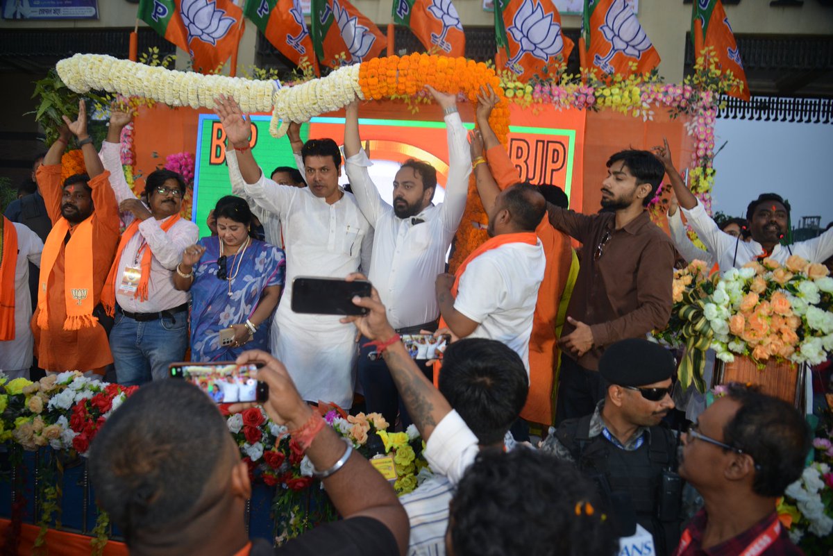 IndranilKhan's tweet photo. Day 3 of #ParivartanYatra in South 24 Parganas vibhag today culminated in a massive Jana Sabha at Bata More in Maheshtala AC addressed by Hon'ble MP and ex-CM Tripura Shri Biplab Kumar Deb dada.
#BJP #WestBengal #DiamondHarbour #Satgachia #Maheshtala #BudgeBudge
@narendramodi @AmitShah @NitinNabin @blsanthosh @sunilbansalbjp @byadavbjp @amitmalviya @mangalpandeybjp @BjpBiplab @SamikBJP @SuvenduWB @Amitava_BJP