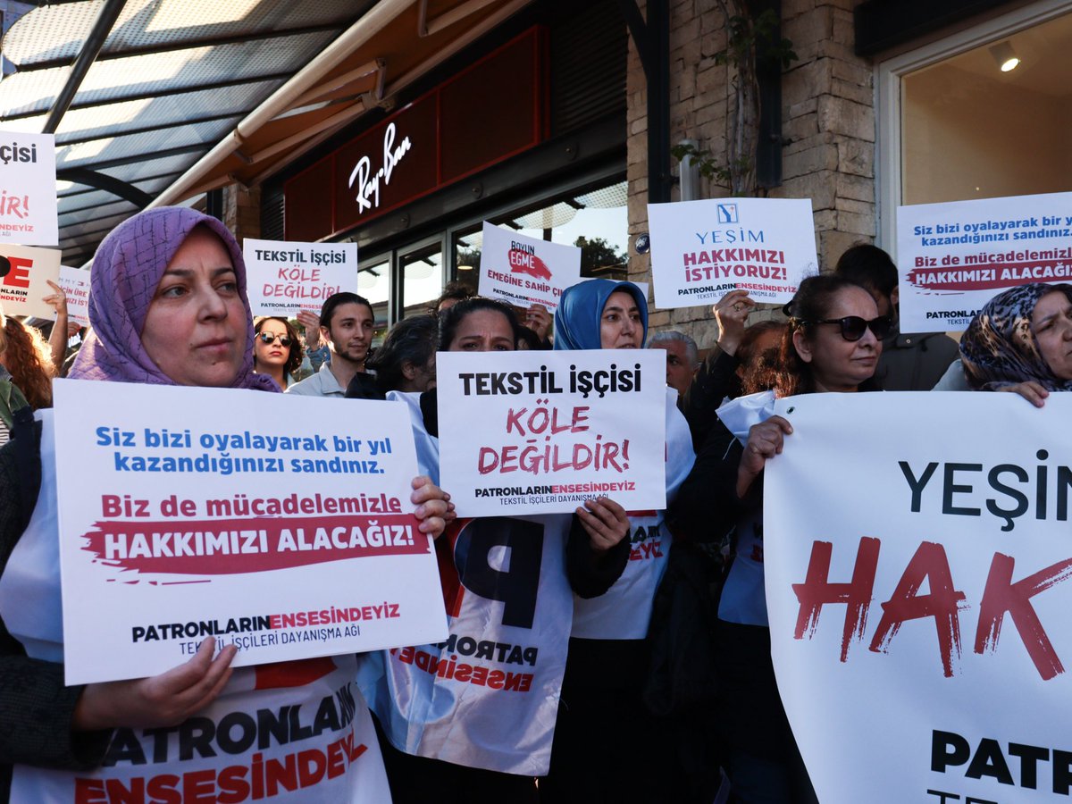 pensendeyiz's tweet photo. ATAMAY TEKSTİL İŞÇİLERİ TOMMY HİLFİGER ÖNÜNDE BULUŞTU:
HAKLARIMIZI İSTİYORUZ

🔴Atamay Tekstil İşçisi Ümmü KARAEFE:
“ Yıllarca Tommy’yi, Yeşim’i, Atamay’ı zengin ettik. Hepsi bizim sırtımızdan servetlerine servet kattı. Bizler ise en hafif tabiriyle açlıkla boğuştuk.Mücadele eden işçilerin birliğinin alt edemeyeceği bir güç olmadığının bilinciyle diğer tekstil işçisi arkadaşlarımızla kendi haklarımız için de yan yana durmaya ve mücadele etmeye devam edeceğiz. Buradan tekrar duyuruyoruz: Hakkımızı alana kadar bu örgütlülüğü tüm muhataplara göstereceğiz.Atamay Teksil fabrikası kapatılsa da, Yeşim Tekstil önü ve Tommy mağazaları bizim için mücadele alanlarıdır. Bunu onlara göstereceğiz.”

🔴Patronların Ensesindeyiz Avukatı Serhad GÜMÜŞ:
“Onlar ne kadar kaçarsa kaçsın, ne kadar saklanırsa saklansın; biz gerçek muhatapların kimler olduğunu çok iyi biliyoruz. Atamay Tekstil, Yeşim Tekstil ve Tommy Hilfiger işçilerin emeğinin sömürülmesinde ortaktır.
Soruyoruz: Bu düzende işçi çalışacak, üretecek ama karşılığını alamayacak mı?
Patronlar kâr edecek ama hiçbir sorumluluk almayacak mı?
Biz buna razı değiliz.”

🔴TKP İzmir İl Örgütü adına Eren SELANİK:
“Elsa Tekstil işçileri burada mücadeleye başlarken, ‘Tommy Hilfiger çok büyük bir şirket, hakkınızı alamazsınız’ diyorlardı.’Tommy çok zengin bir şirket, sizin sesinizi duymaz’ diyorlardı. Elsa işçileri hakkını aldı, söke söke aldı. Nasıl TR İnter işçileri aldıysa, nasıl SİMO Tekstil işçileri aldıysa, nasıl Çelik Nakış işçileri aldıysa, Elsa Tekstil işçileri de hakkını söke söke aldı. Atamay işçileri de hakkını söke söke alacak.
Bakın, bir Atamay işçisinin 44 gün yıllık izni birikmiş, 44 gün yıllık izin birikir mi? Çünkü yıllık izni kullanmasına izin vermiyorlar. İşçinin cenazesi oluyor, izin vermiyorlar. İşçinin düğünü oluyor, izin vermiyorlar. Çocuğu mezun oluyor, izin vermiyorlar. Çocuğu hasta oluyor, izin vermiyorlar. Sonra diyorlar ki, ‘Kusura bakmayın, 44 gün yıllık izin bizim cebimizde kaldı, paranızı veremiyoruz.’ Yok öyle yağma arkadaşlar, kabul etmiyoruz.”