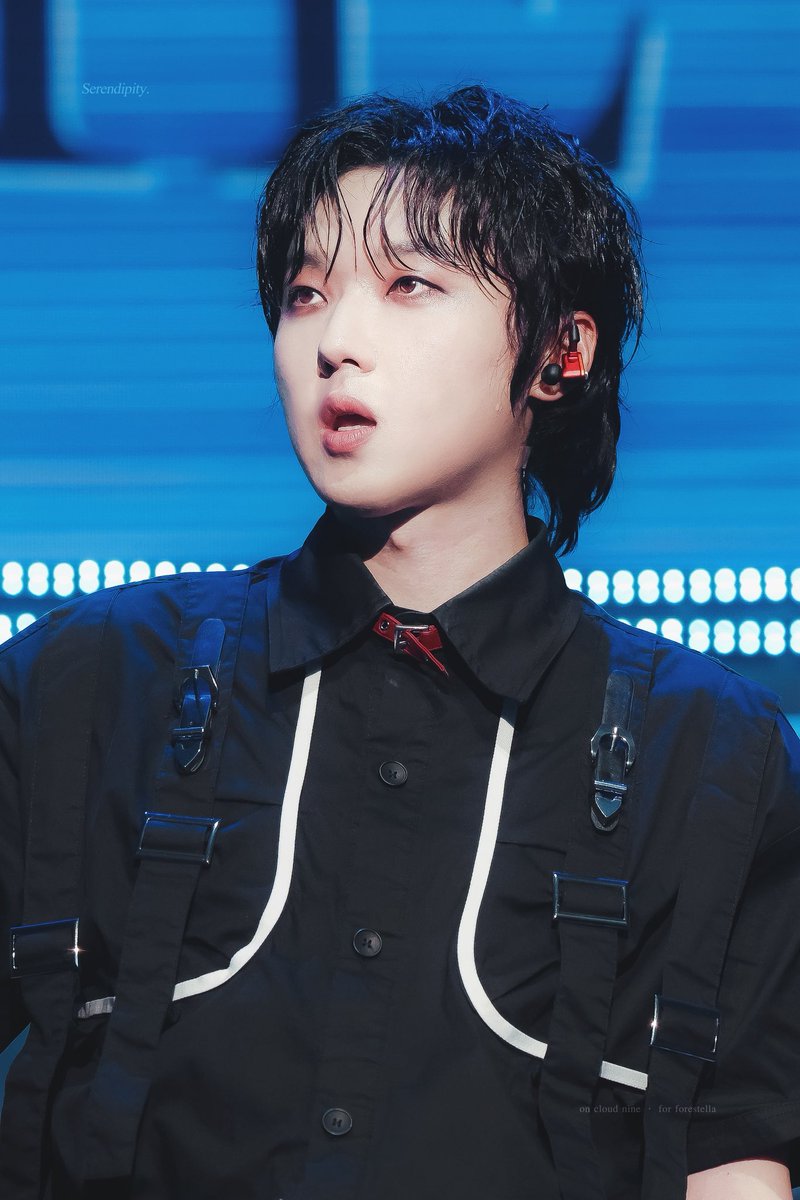 생일축하해🎂🩵

#가장빛나던날_880308 
#숲별에게_봄을_가져다준_형호 
#하늘에서_천상의_목소리를_내려준_날