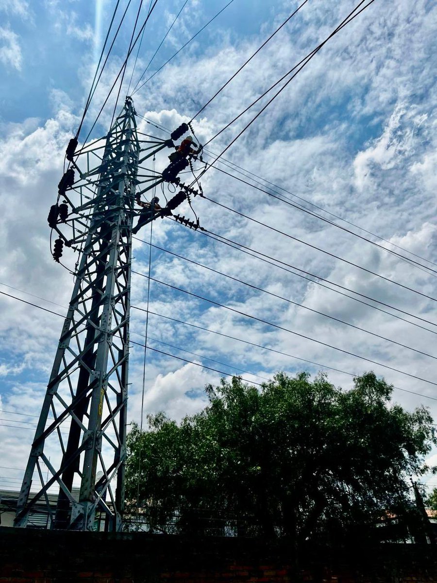 ElectricaQuito's tweet photo. 🚨 #ActualizaciónEEQ

✅ Nuestro personal operativo restableció el #ServicioEEQ en todos los sectores afectados. 💡

Agradecemos su comprensión. 🤝

#EEQtrabajaPorTi #GestiónEEQ #ReparacionesEEQ https://t.co/JjExLidvxJ