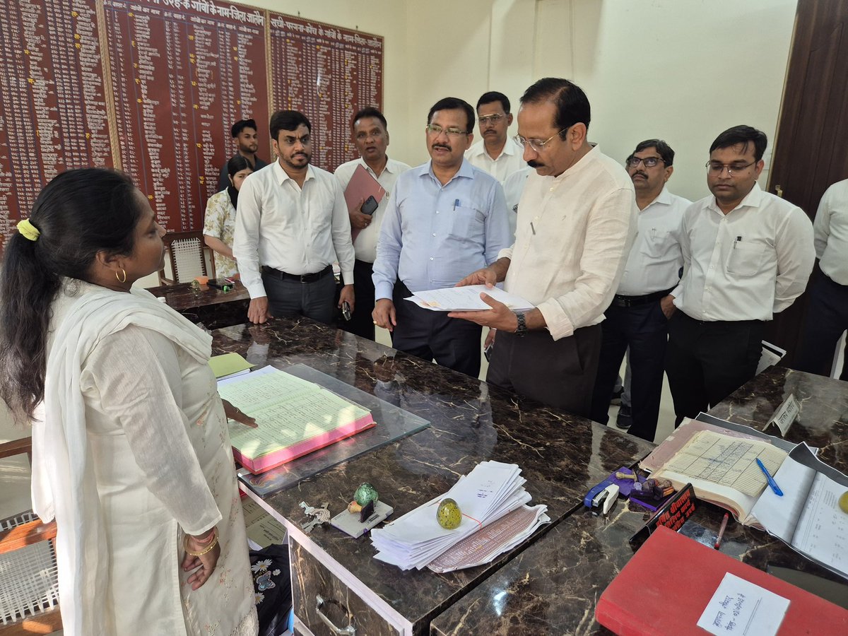 dmJalaun's tweet photo. मंडलायुक्त झाँसी श्री बिमल कुमार दुबे द्वारा जालौन कलेक्ट्रेट परिसर स्थित विभिन्न प्रशासनिक पटलों का  निरीक्षण कर कार्यप्रणाली की विस्तृत समीक्षा की। इस दौरान उन्होंने भूलेख अनुभाग, संग्रह अनुभाग, नजारत अनुभाग, शस्त्र अनुभाग, अभिलेखागार, माल फौजदारी अनुभाग तथा आपदा नियंत्रण कक्ष सहित अन्य कार्यालयों का निरीक्षण कर संबंधित अधिकारियों व कर्मचारियों को आवश्यक दिशा-निर्देश दिए।
निरीक्षण के दौरान मंडलायुक्त ने कार्यालयों में अभिलेखों के संधारण, पत्रावलियों के रख-रखाव, लंबित प्रकरणों की स्थिति तथा उनके निस्तारण की प्रगति का बारीकी से परीक्षण किया। उन्होंने निर्देशित किया कि सभी लंबित मामलों को अद्यावधिक रखते हुए समयबद्ध और गुणवत्तापूर्ण ढंग से निस्तारित किया जाए, ताकि आमजन को अनावश्यक विलंब का सामना न करना पड़े। साथ ही कर्मचारियों की सेवा पुस्तिकाओं, जीपीएफ अभिलेखों एवं अन्य आवश्यक दस्तावेजों का भी अवलोकन किया गया। मंडलायुक्त ने ई-गवर्नेंस सेल में स्थापित गौशाला कमांड सेंटर का निरीक्षण करते हुए निर्देश दिए कि यदि कहीं गौशालाओं में पशुओं को भूसा-पानी उपलब्ध कराने में देरी हो रही हो तो यहां से तत्काल संबंधित केयरटेकर से संपर्क कर भोजन एवं अन्य आवश्यक व्यवस्थाएं सुनिश्चित कराई जाएं। शस्त्र अनुभाग के निरीक्षण के दौरान उन्होंने शस्त्र लिपिक को निर्देशित किया कि ऐसे लाइसेंस धारकों की सूची तैयार की जाए, जिन्होंने निर्धारित समय सीमा में अपने शस्त्र लाइसेंस का नवीनीकरण (रिन्यूअल) नहीं कराया है। ऐसे सभी लाइसेंस धारकों को नोटिस जारी कर आवश्यक कार्रवाई सुनिश्चित की जाए।
अभिलेखागार के निरीक्षण के दौरान वहां लगाए गए परगना वाइज बोर्ड को देखकर मंडलायुक्त ने प्रसन्नता व्यक्त की और निर्देश दिए कि इस मॉडल को मंडल के अन्य जनपदों में भी लागू किया जाए। बंदोबस्त नक्शे की पक्की नकल सामान्यतः तीन दिनों के भीतर उपलब्ध करा दी जाती है, जबकि आपात स्थिति में इसे 24 घंटे के भीतर उपलब्ध कराने की व्यवस्था भी की गई है। हालांकि अभिलेखागार में पर्याप्त कंपैक्टर न होने के कारण फाइलों के रख-रखाव में कुछ अव्यवस्था पाई गई, जिस पर आवश्यक संसाधन उपलब्ध कराने के निर्देश दिए गए। साथ ही अभिलेखागार में लगे फायर इक्विपमेंट की नियमित टेस्टिंग कराए जाने के भी निर्देश दिए।
इसके बाद मंडलायुक्त ने आपदा नियंत्रण केंद्र का निरीक्षण किया। उन्हें अवगत कराया गया कि मुख्यालय स्तर पर 1070 हेल्पलाइन नंबर के माध्यम से तथा जनपद स्तर पर ऑफलाइन माध्यम से आपदा संबंधी सूचनाएं प्राप्त होती हैं। मंडलायुक्त ने निर्देशित किया कि 1076 से प्राप्त आपदा संबंधी आवेदनों को ई-ऑफिस से मैपिंग कर संबंधित तहसीलों को भेजा जाए, जिससे शिकायतों के निस्तारण में तेजी आए और व्यवस्था अधिक प्रभावी बन सके। उन्होंने नागरिक सुरक्षा विभाग को निर्देश दिए कि नए नागरिक सुरक्षा स्वयंसेवकों के चयन/मनोनयन हेतु प्राप्त आवेदनों के आवेदकों के मोबाइल नंबर एकत्र कर ब्रॉडकास्ट मैसेज की व्यवस्था की जाए, ताकि सभी आवेदकों को एक साथ आवश्यक सूचना उपलब्ध कराई जा सके।
निरीक्षण के दौरान जिलाधिकारी राजेश कुमार पाण्डेय, अपर जिलाधिकारी (वित्त एवं राजस्व) संजय कुमार, अपर जिलाधिकारी नमामि गंगे प्रेमचंद मौर्य, अपर जिलाधिकारी न्यायिक योगेंद्र यादव, नगर मजिस्ट्रेट सुनील कुमार, उप जिलाधिकारी विनय कुमार मौर्य सहित संबंधित अधिकारी एवं कर्मचारी उपस्थित रहे।