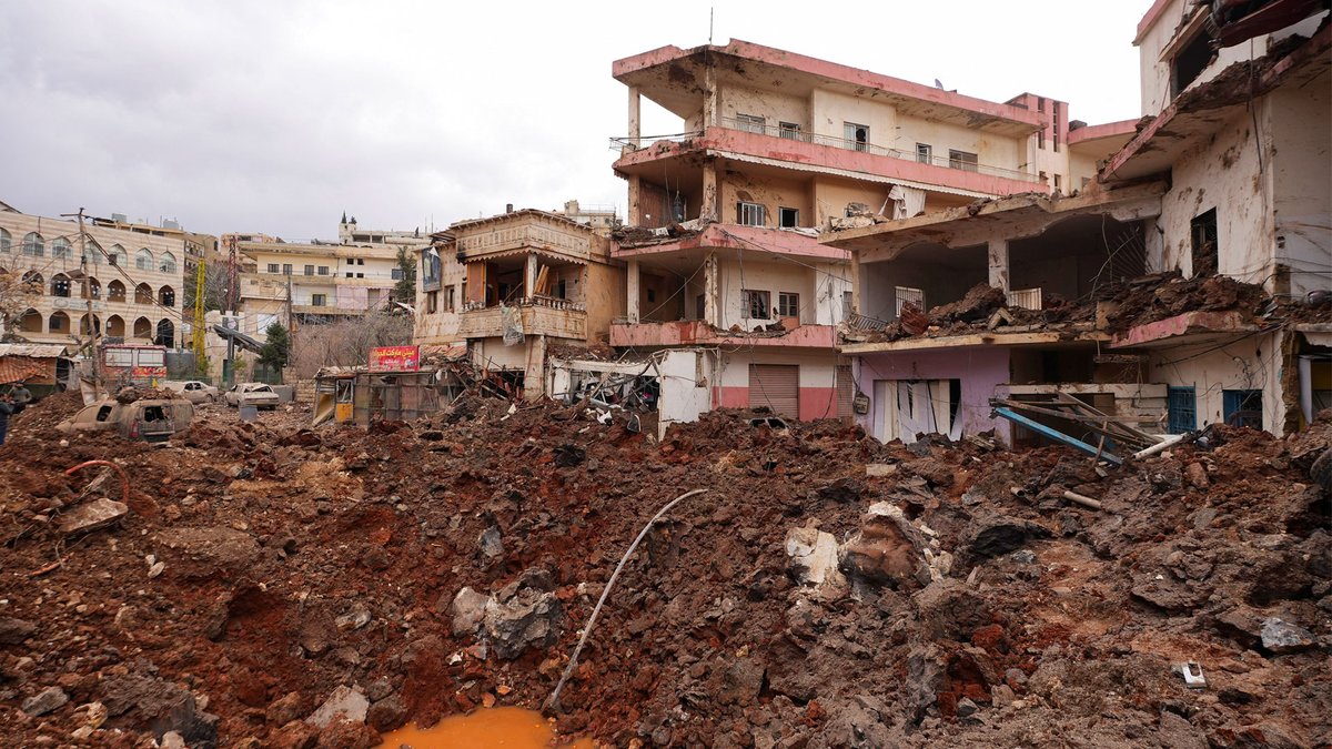 MenaToday1's tweet image. #Israel #warned #Lebanon of a "very heavy price" if it did not rein in #Iran-backed #Hezbollah on Saturday, as it pounded the group's strongholds around the country with air #strikes and mounted a deadly #airborne raid in the east
shorturl.at/vM4Uh