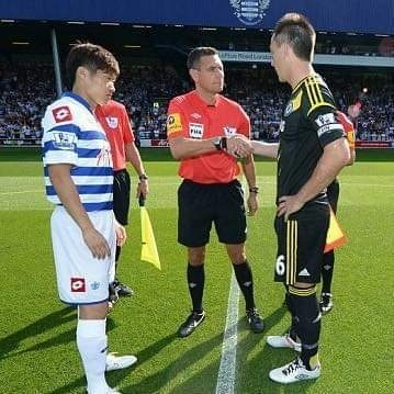UKFootyBible's tweet photo. Throwback to when Ji Sung Park refused to shake John Terry’s hand in solidarity with his teammate Anton Ferdinand. Instead he just stared him down.

Fair play. https://t.co/4kBMURQOF9
