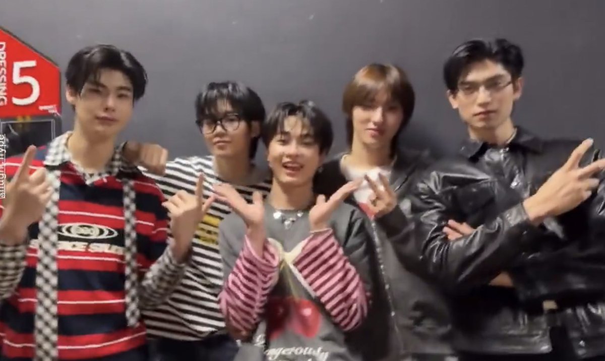 เด็กโฮมี่บี คือถูกเลี้ยงดูโดยโทมัสรึป่าวเนี่ย ภาษากายทุกคนคือ เคารพโทมัสมากๆๆๆๆๆ เหมือนถ้ายังไม่ได้ทัก หรือสวัสดีจนครบทุกคน ก้ตะไม่มีใครสลายตัวจากตรงนั้นอะ เรียงแถวกันมาหาพี่เลย ยิ่งน้องเวฟคือติดพี่สุดๆ ตอนแรกกลัวพี่เค้าแบบหลบหลังพี่ก้องด้วยซ้ำ 55555555555 รักโฮมี่บีมากๆๆ 💗🫶