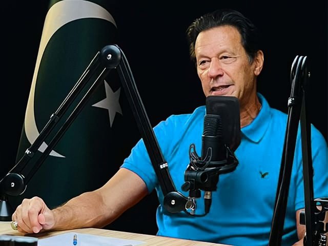 aikazaadfruit's tweet photo. ترے حقوق کی کوئی نہیں ضمانت اب
غریب شہر ترا خیر خواہ قید میں ہے https://t.co/3cuS9G5Pbr