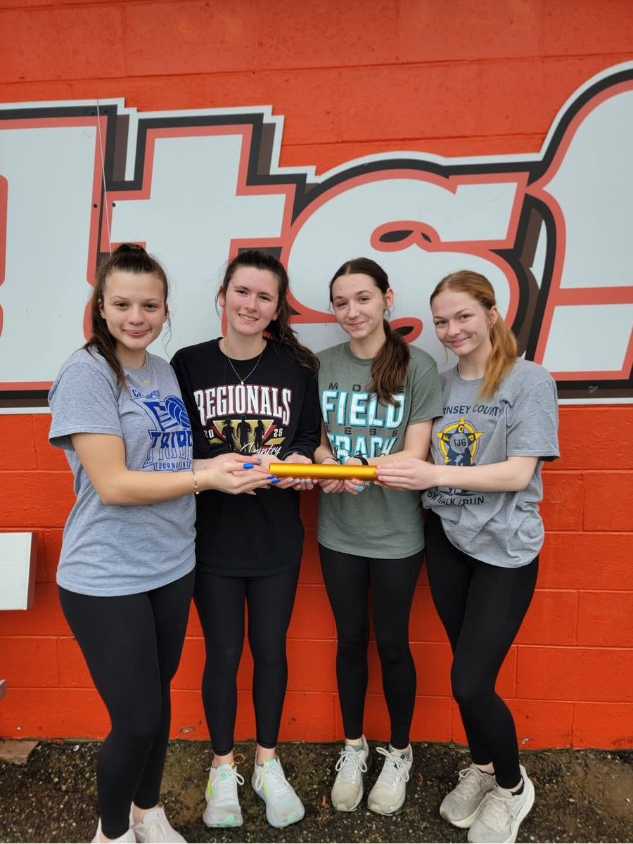 jhamamarston's tweet photo. Wouldn't want to spend our Saturday anywhere else! Kairi and her relay teammates qualified for the indoor state meet in the 4x200 and 4x400!!! Go Colts!  @Meadowbrook_ATC https://t.co/hx5R5eVNvp