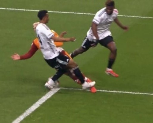 barış alper yılmaz topa dokunuyor, uduokhai onun ayağına basıyor ama hakem uyuyor rakip galatasaray olunca çok net penaltıyı veremiyor, adaletiniz batsın!