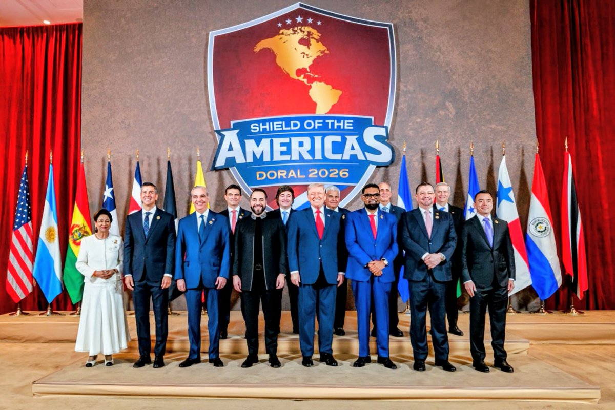 ElTrompudo2022's tweet photo. 🇺🇸 Hoy se reúnen Trump y sus mascotas en Mar-a- Lago, Palm Beach, Florida, para, según palabras del pedofilo Donald Trump, "combatir  y tratar de contener la influencia china en el mundo".

Sí, la misma China que regaló a El Salvador la biblioteca BINAES, un nuevo estadio, un muelle, juegos  mecánicos (ruedas) vacunas y cientos de miles de Laptops y tablets para escolares.

En la foto oficial, a la derecha de Trump, el dictador de República de Bananas, Nayib #Bukele.