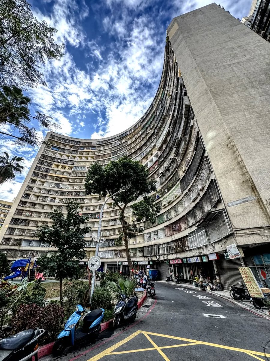 Dee_Floki's tweet photo. Brutalism in Taiwan https://t.co/HlLc7YHOSc