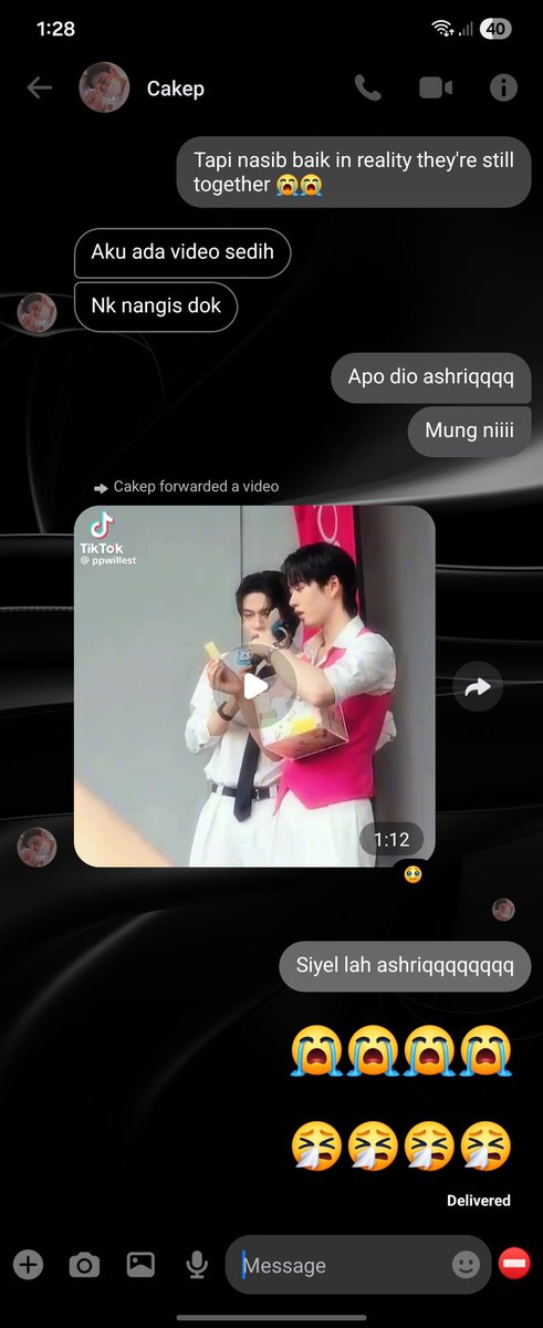 Aku ni dah lah baru lepas nangis tengok thamepo pastu dia pi lagi bagi video sedih. Dasar ashriqqqqqq!!!!! 😭😭😭🤧🤧🤧