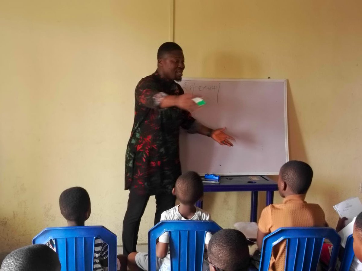 stanuph's tweet photo. Today I had the privilege on the invite of my dear elder brother and big friend Pastor. Burutolu Augustine to have a session on research  at Boys Quarters  with the guys there.

I must say it was indeed refreshing seeing what he is doing with the boys. https://t.co/SDzN9EgCxO