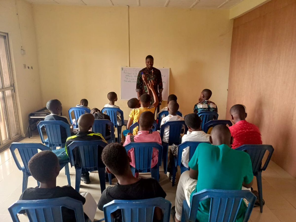 stanuph's tweet photo. Today I had the privilege on the invite of my dear elder brother and big friend Pastor. Burutolu Augustine to have a session on research  at Boys Quarters  with the guys there.

I must say it was indeed refreshing seeing what he is doing with the boys. https://t.co/SDzN9EgCxO