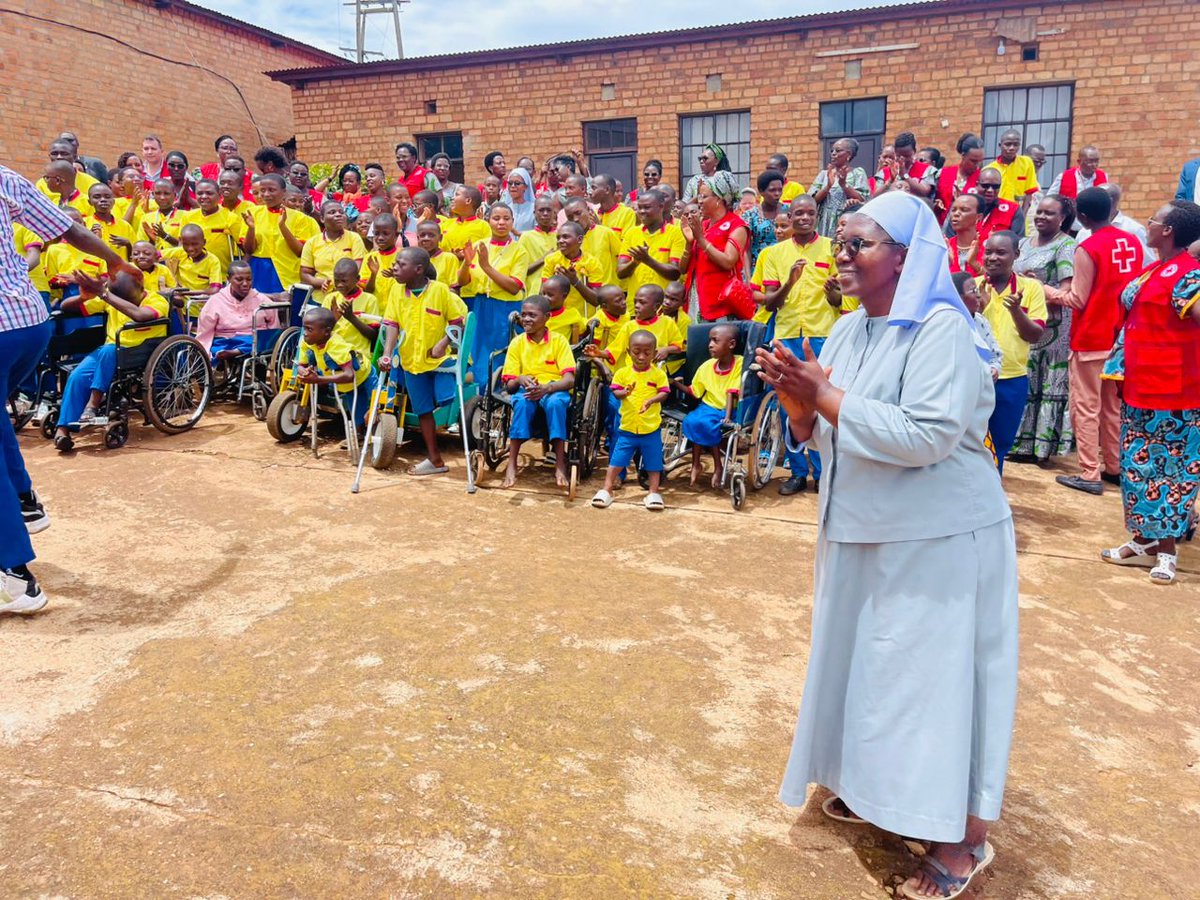 croix_rougebdi's tweet photo. Les femmes de la @croix_rougebdi ont célébré la Journée Internationale des Droits de la Femme ce 6/3/ 2026 par une assistance en vivres et non vivres aux enfants hébergés au centre des personnes handicapées de #Kiganda
https://t.co/YNGXmyYL4h
@ifrc @CroixRougeBE
@CroixRouge https://t.co/WWfS0EVp2e