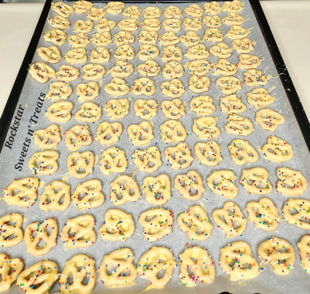 Birthday cake dipped pretzels! 🥳 Available in single bags and party packs! Several delicious flavors to choose from! 

💌 Rockstarsweettreats.etsy.com