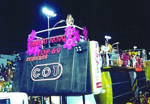 carnamofo's tweet photo. 2004. Bloco alternativo Requebra/COT com a banda Babado Novo (Claudia Leitte no comando) e o trio elétrico Top 69
#carnavaldesalvador #tbt
#claudialeitte #babadonovo https://t.co/0BDaCNBOv0