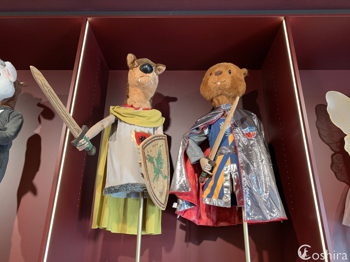 Coshira_'s tweet photo. In #Arcadeau heeft de eekhoorn zich verkleed als ridder. 🗡️ 🐿️  
Nieuwe foto en foto van twee weken terug.

#Efteling #EftelingGrandHotel https://t.co/KPcppjtz8f